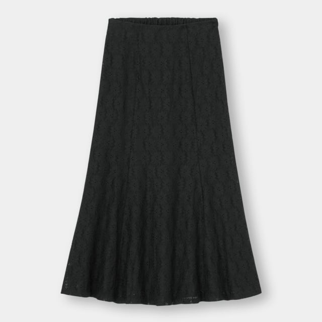 レース素材に花柄刺繍された黒のマーメイドフレアスカート