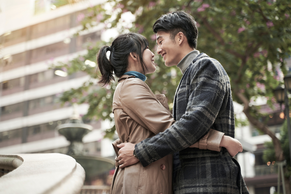 見つめ合い抱き合う二人
