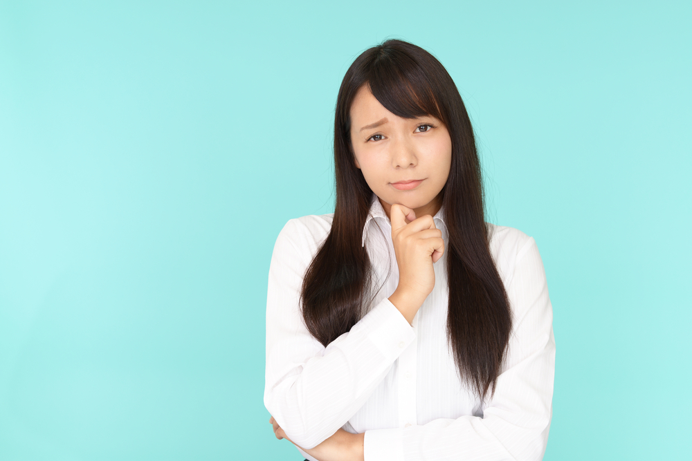 困った顔の女性