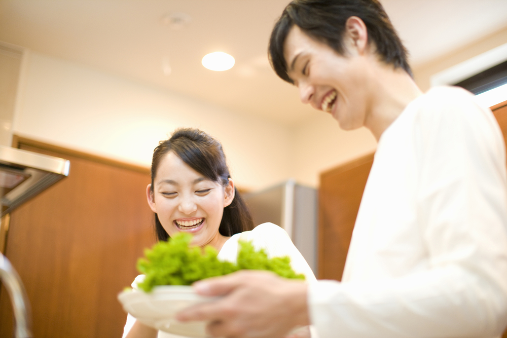 キッチンで楽しそうな二人