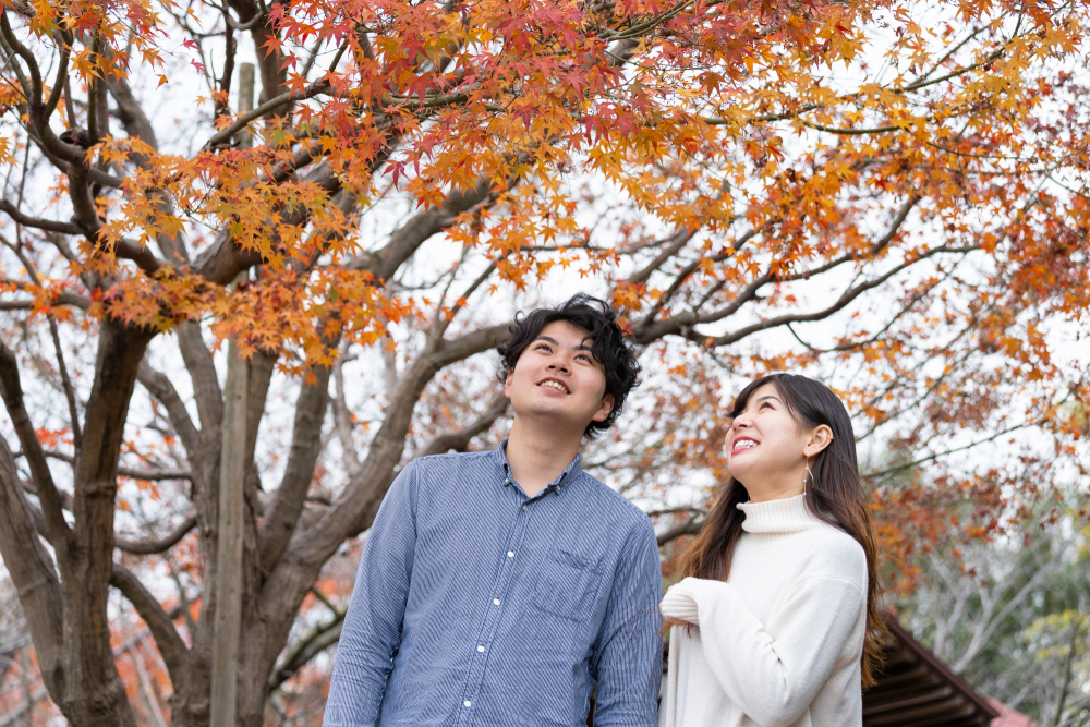紅葉を見るカップル