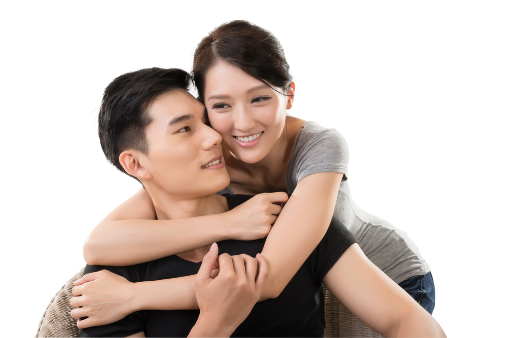 女性が後ろから抱き着く
