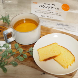 業務スーパーパウンドケーキ紅茶とともに撮影した写真