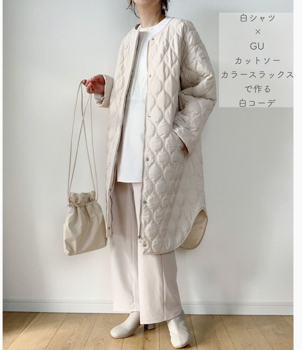 maikoさんの白カットソーにGUカットソースラックスにキルティングコートを羽織ったホワイトワントーンコーデ