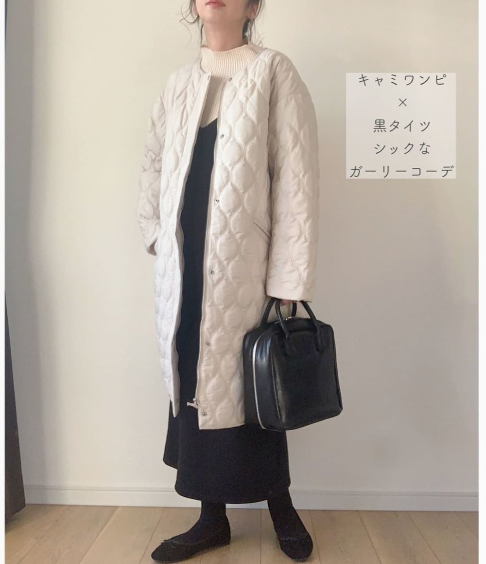 maikoさんの白ニットに黒キャミソールワンピとタイツにキルティングコートを羽織ったコーデ
