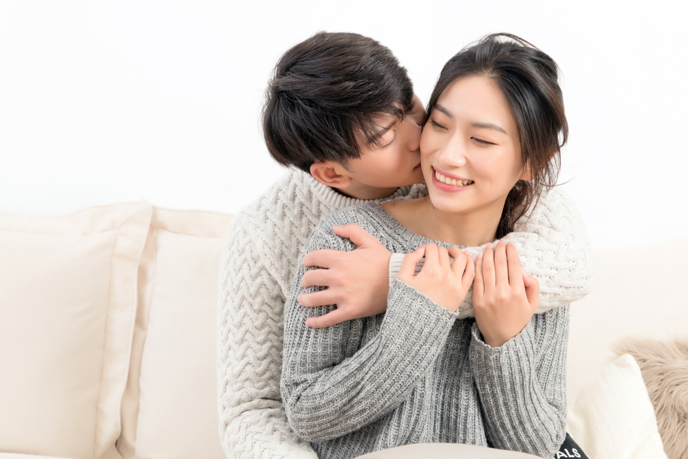 後から抱きしめる男性