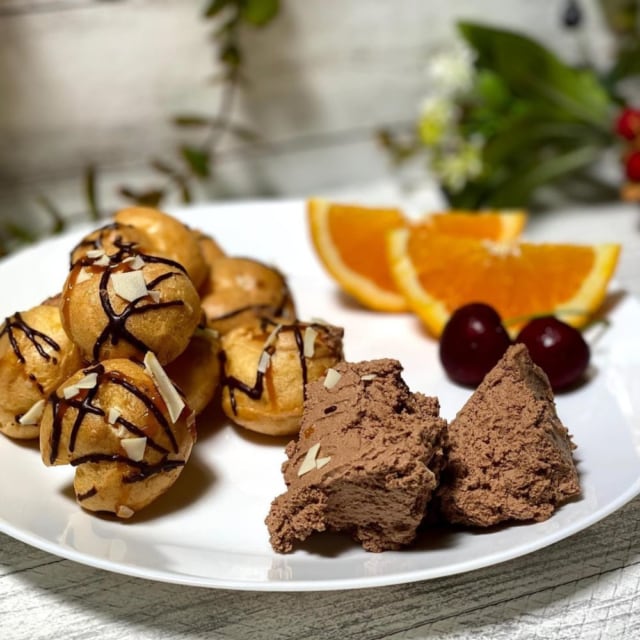 シュークリームとチョコムースとフルーツの盛り合わせ
