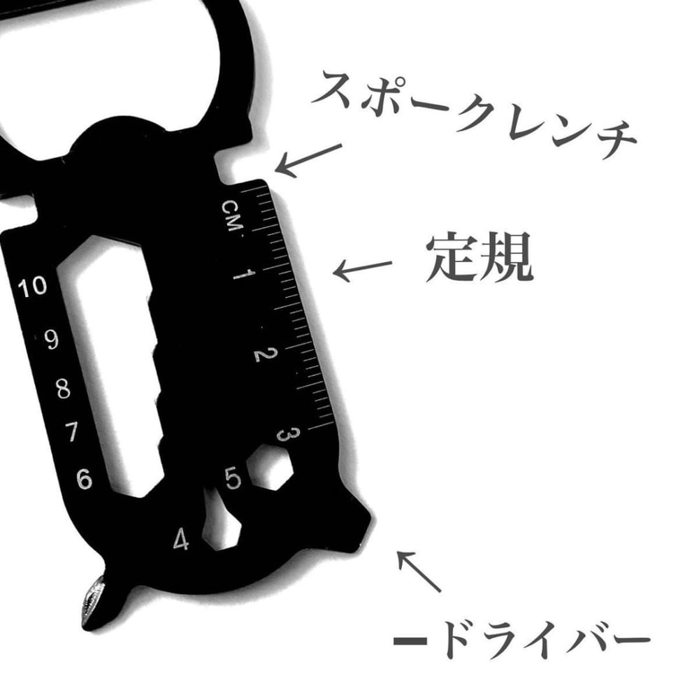 ダイソーのマルチツールキーホルダー型のスポークレンチと定規とドライバー部分の写真