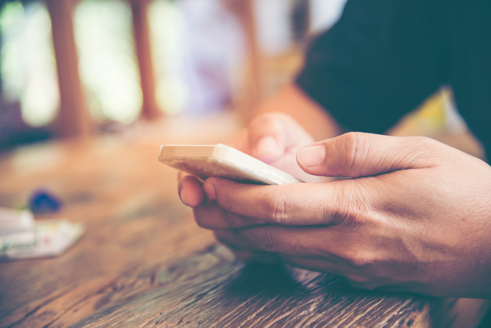 スマホを触る男性の手