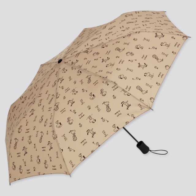 ベージュベースにたくさんのスヌーピが描かれた折り畳み傘