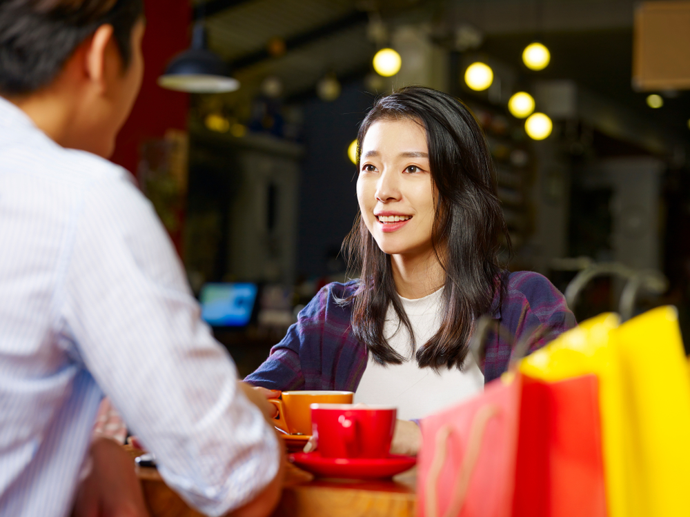 男性と会話している女性