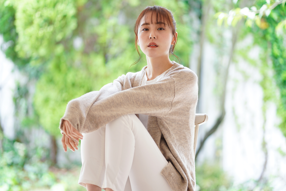 窓際に座る女性