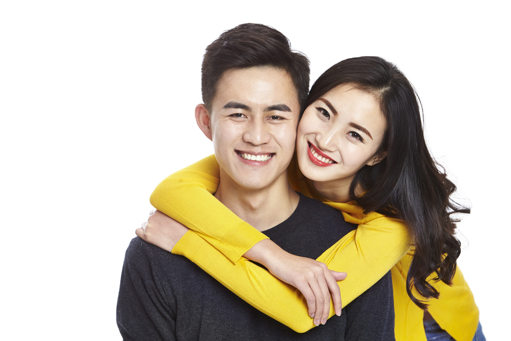 男性を後から抱きしめる女性