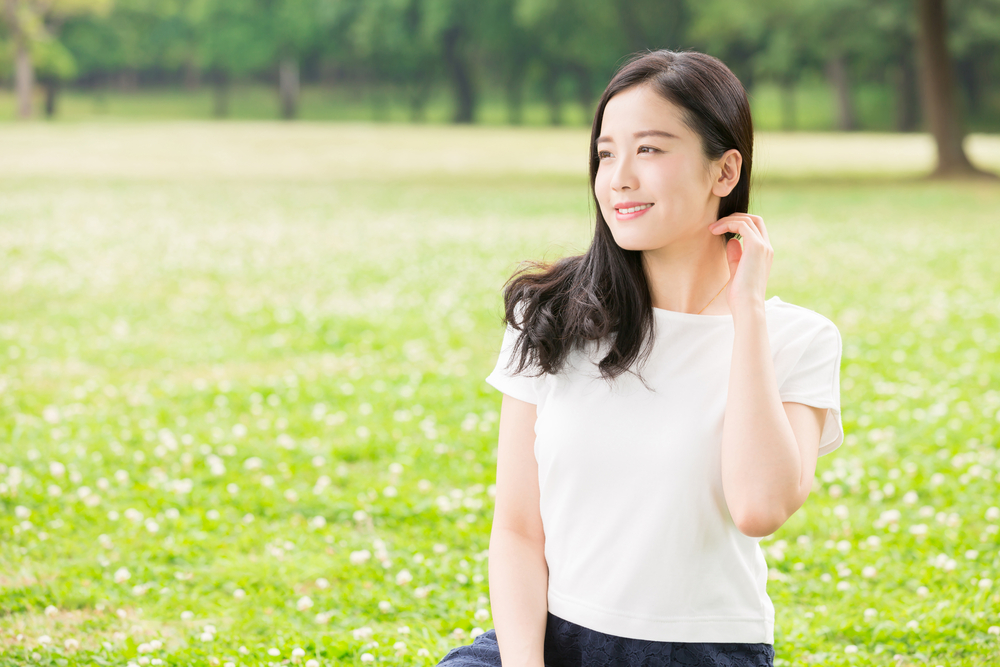 公園に座る女性