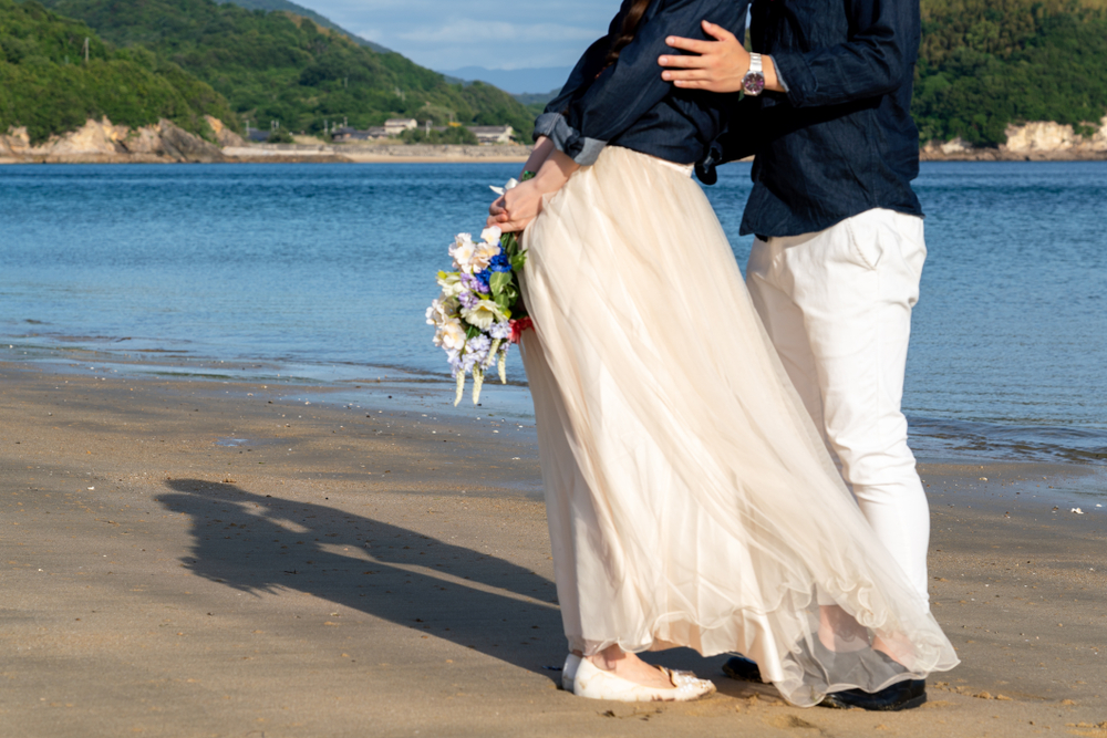 ウエディングドレスと海