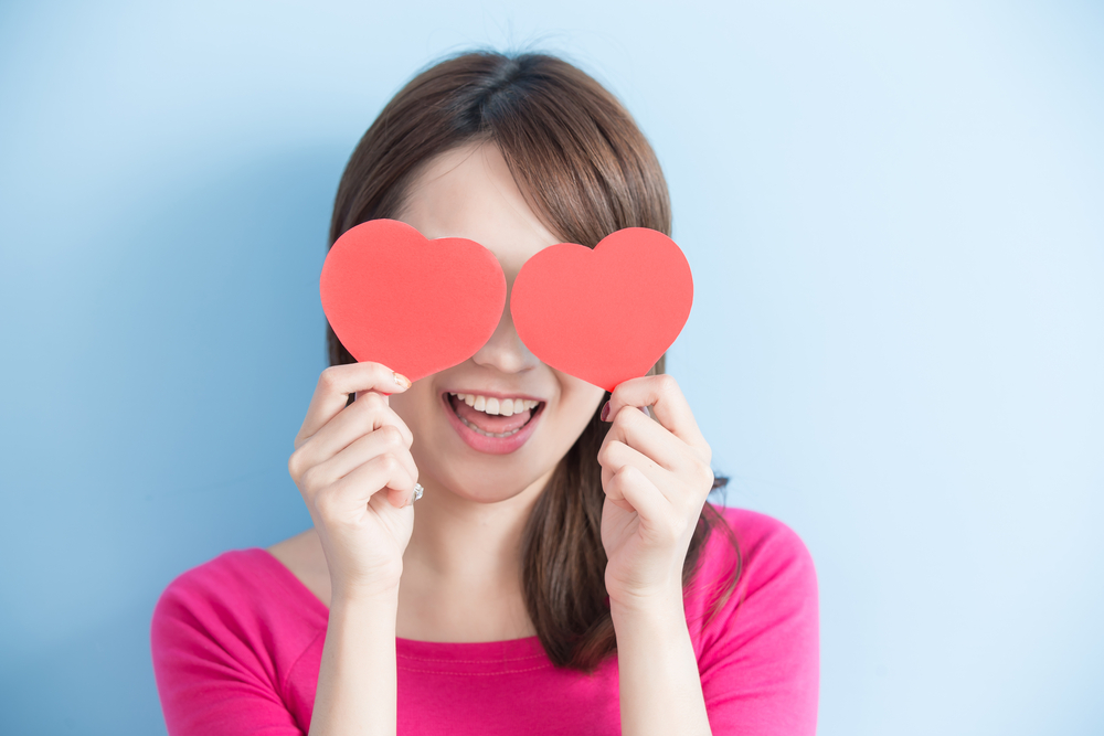 ハートを持った女性
