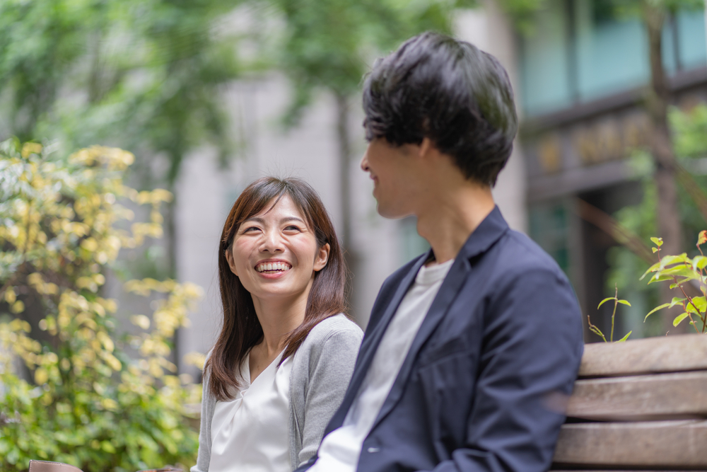 楽しく会話する男女