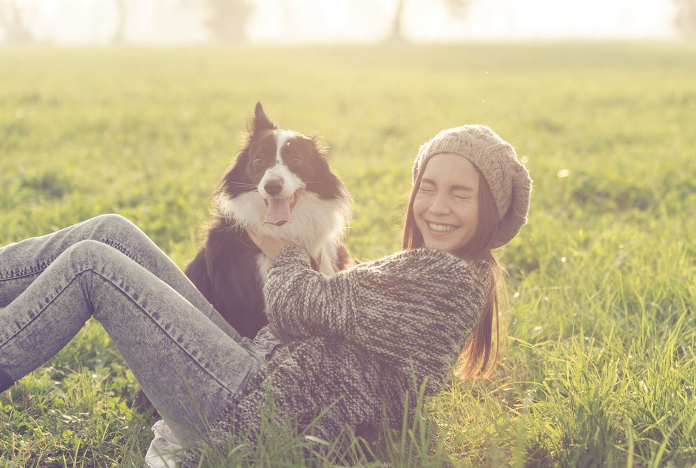 犬と遊ぶ女性