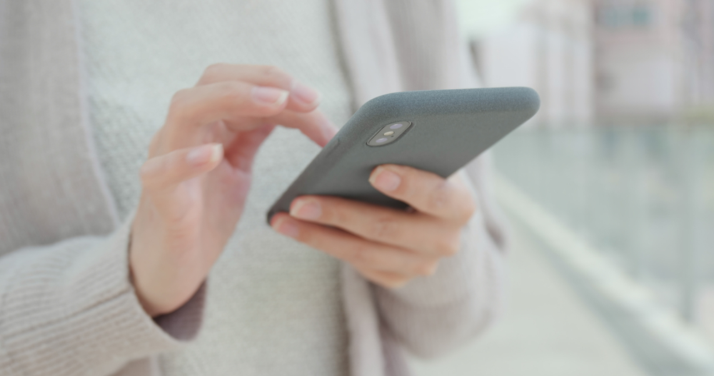 スマホを操作する女性