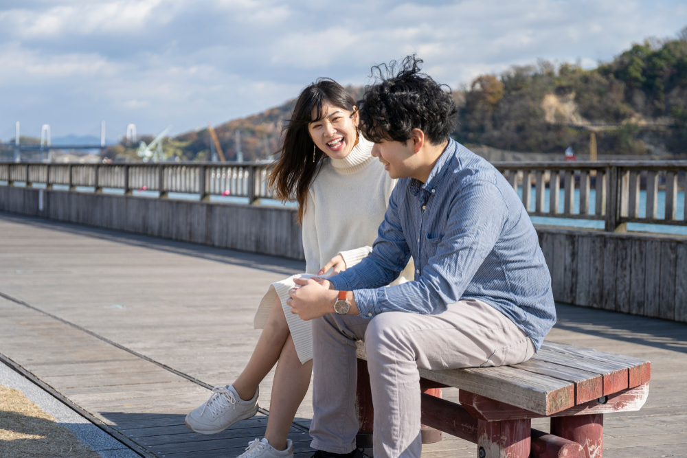ベンチで会話する男女