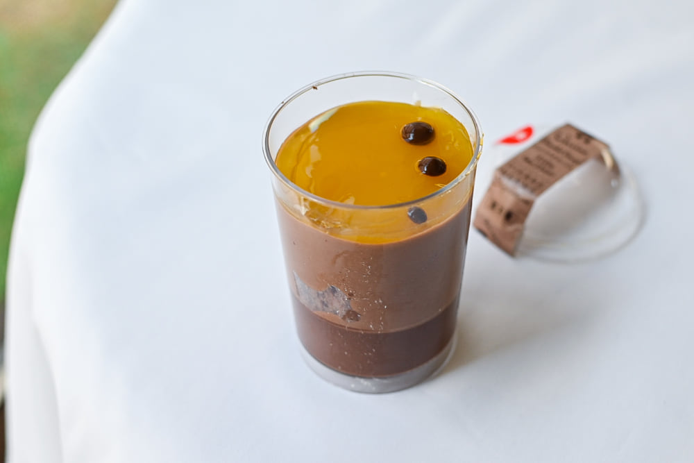 ピエール・エルメシグネチャー カップケーキショコラオランジュの開封後横から