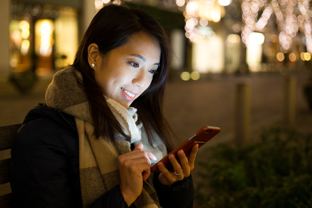 スマホを見る女性