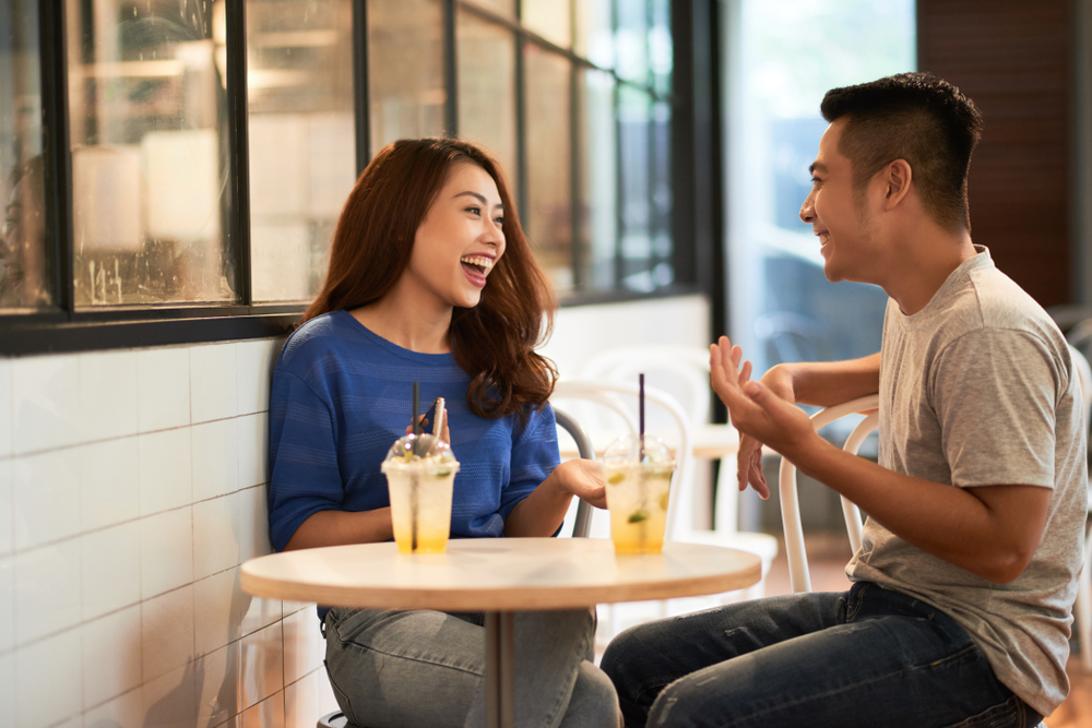 カフェで会話している男女