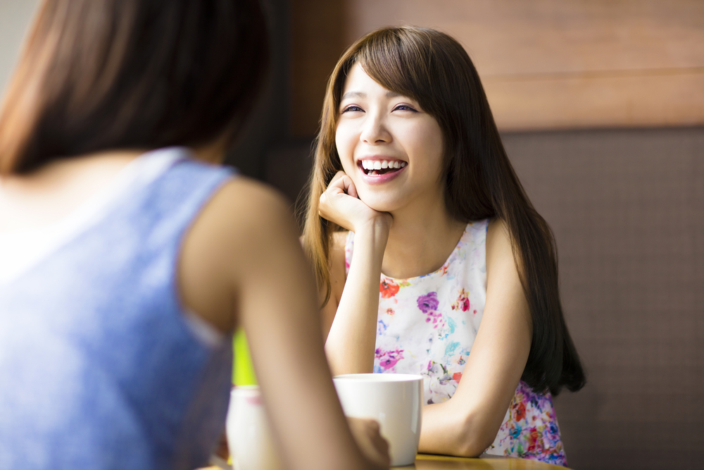 友人と楽しそうに話す女性