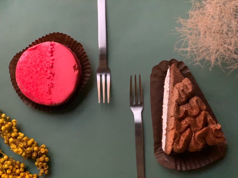 スタバのルビーチョコレートケーキを実食レビュー！驚きのチョコレート感をご堪能あれ