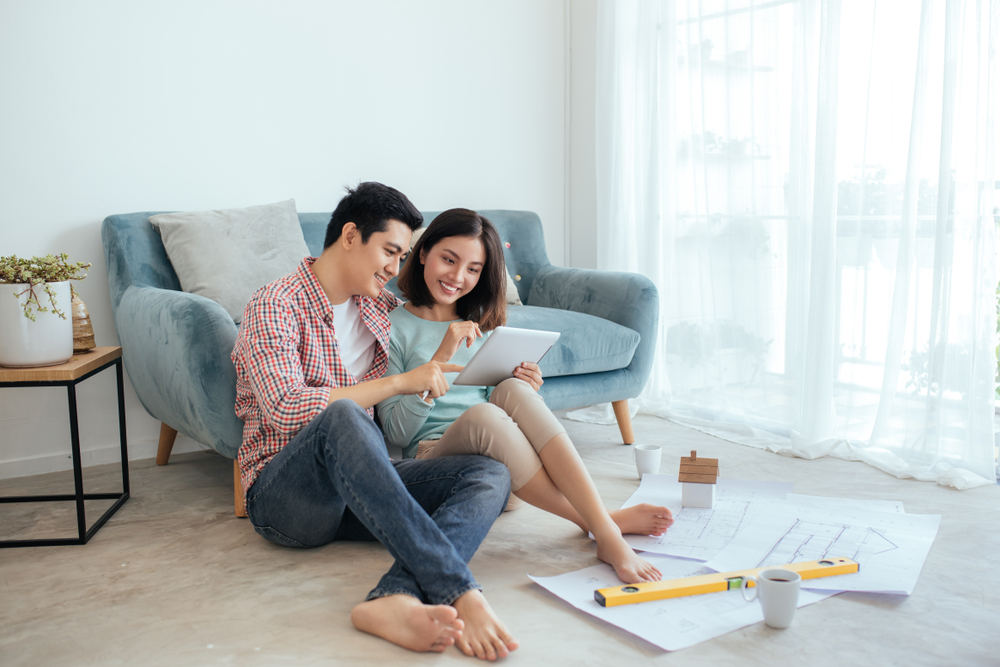 部屋で話あっているカップル