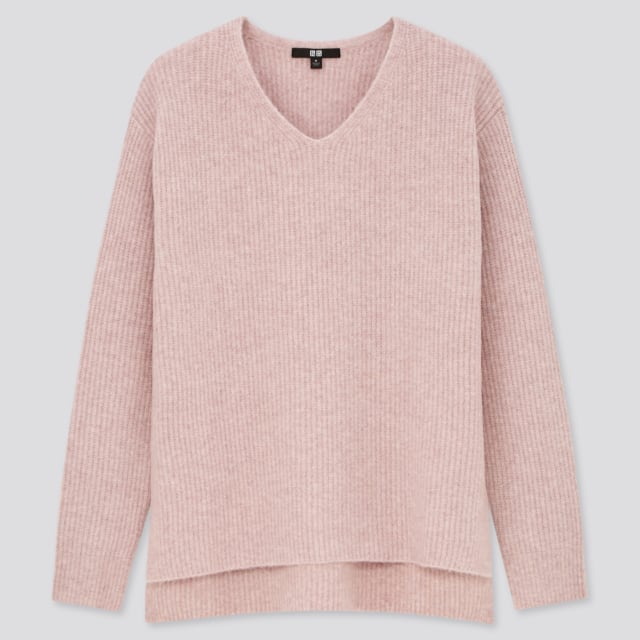 淡いピンクのVネックセーター