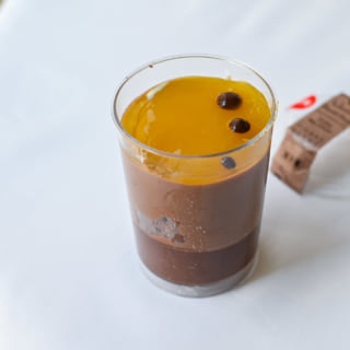 ピエール・エルメシグネチャー　カップケーキショコラオランジュの開封後横から