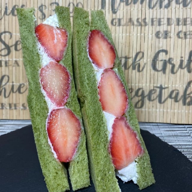 ローソンの抹茶入り食パン使用いちごミルクの写真