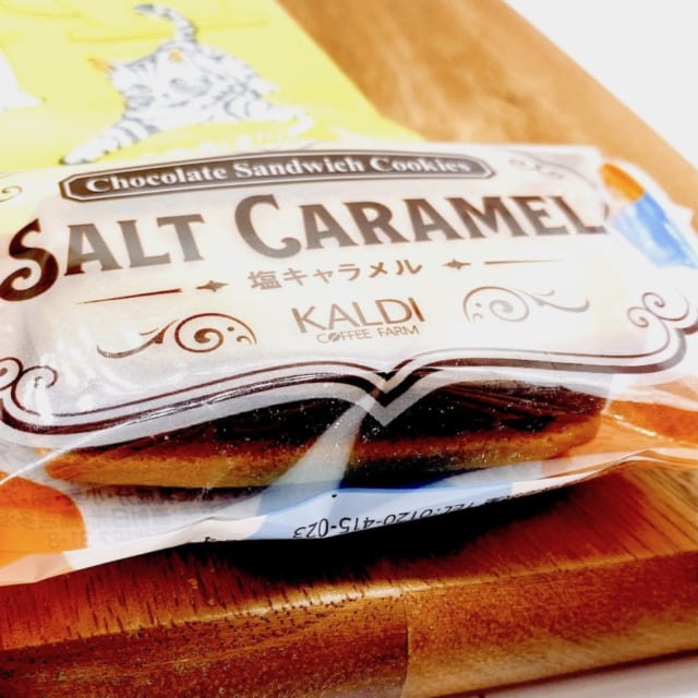 カルディオリジナル「チョコレートサンドクッキー塩キャラメル」