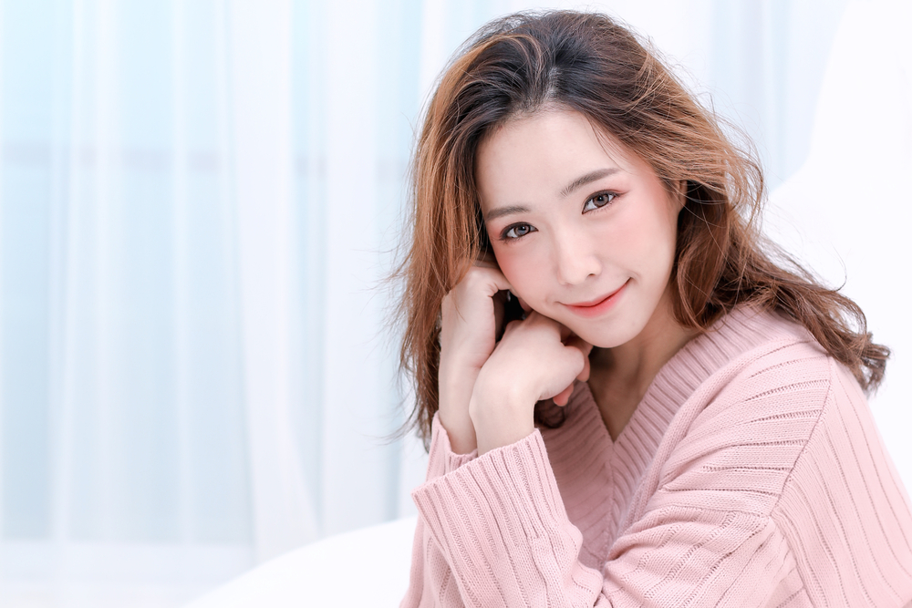 微笑む女性の様子