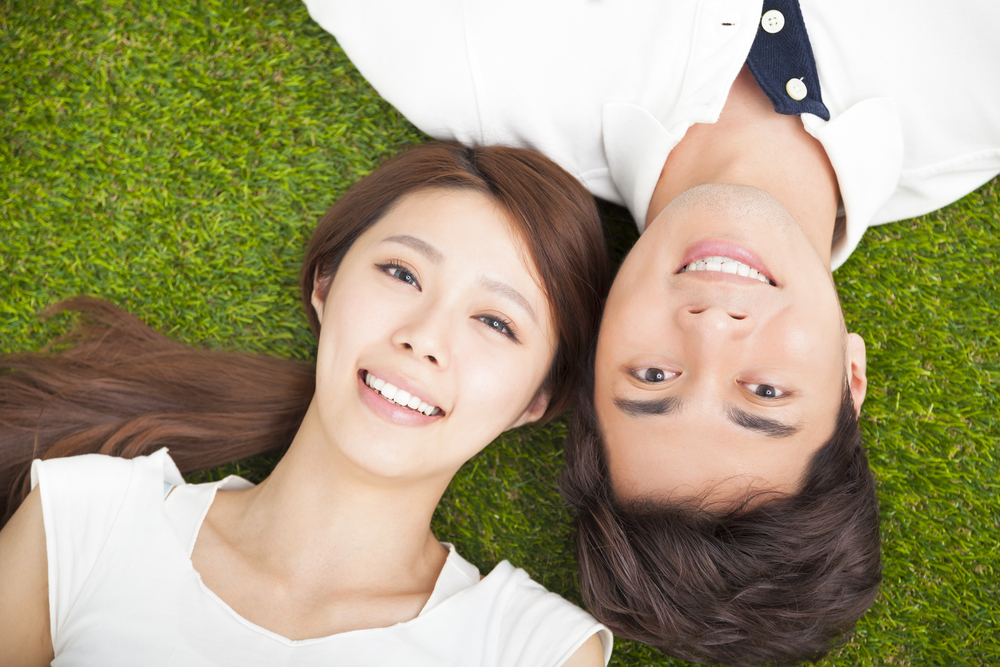 芝生に寝転ぶ男女