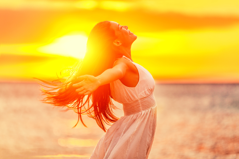 夕日の中の女性