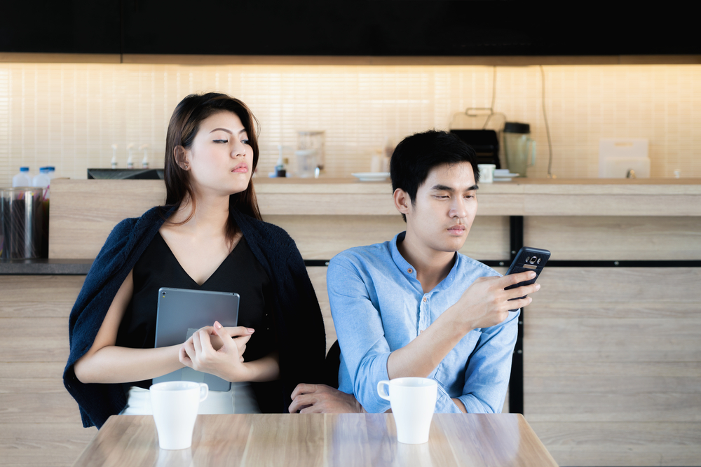 スマホばかりを見ている男性