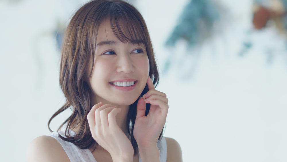 かわいらしい微笑む女性