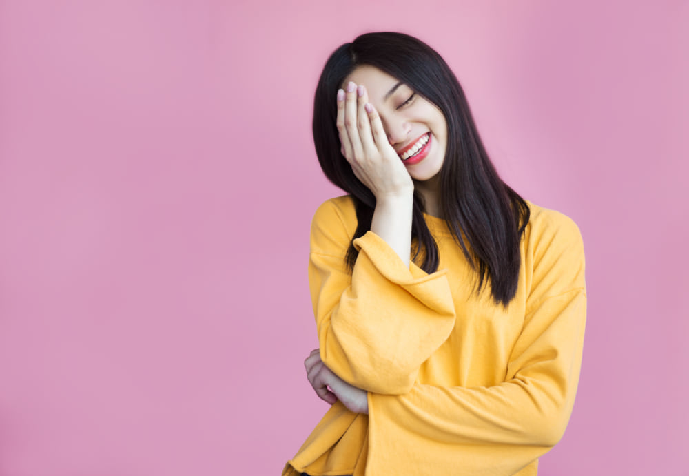微笑む女性の様子