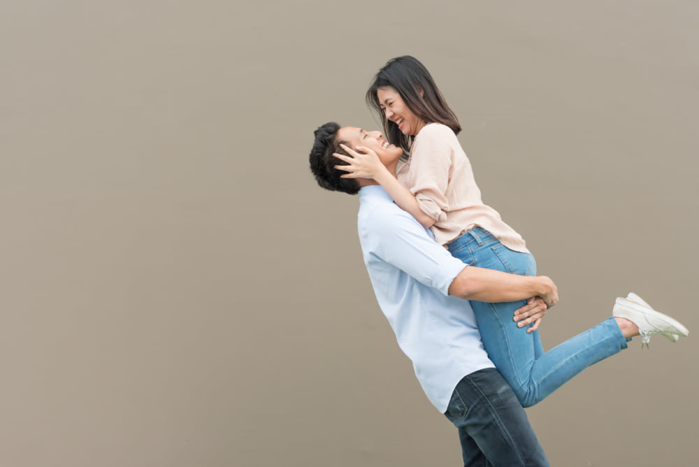 抱き合うカップルの様子