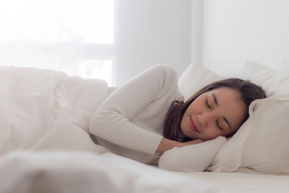 眠っている女性