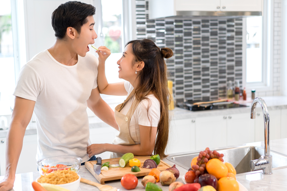 彼女が料理中に味見をさせている