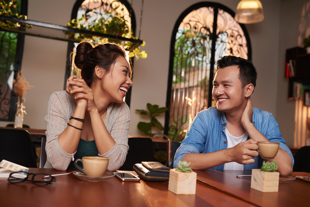 楽しそうに会話する男女