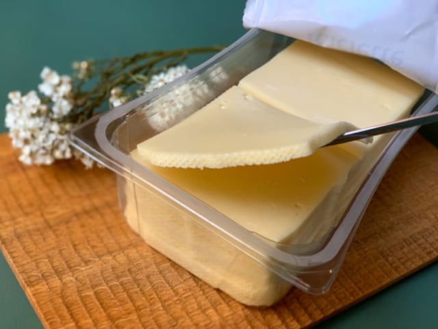コストコのラクレットチーズの開封画像