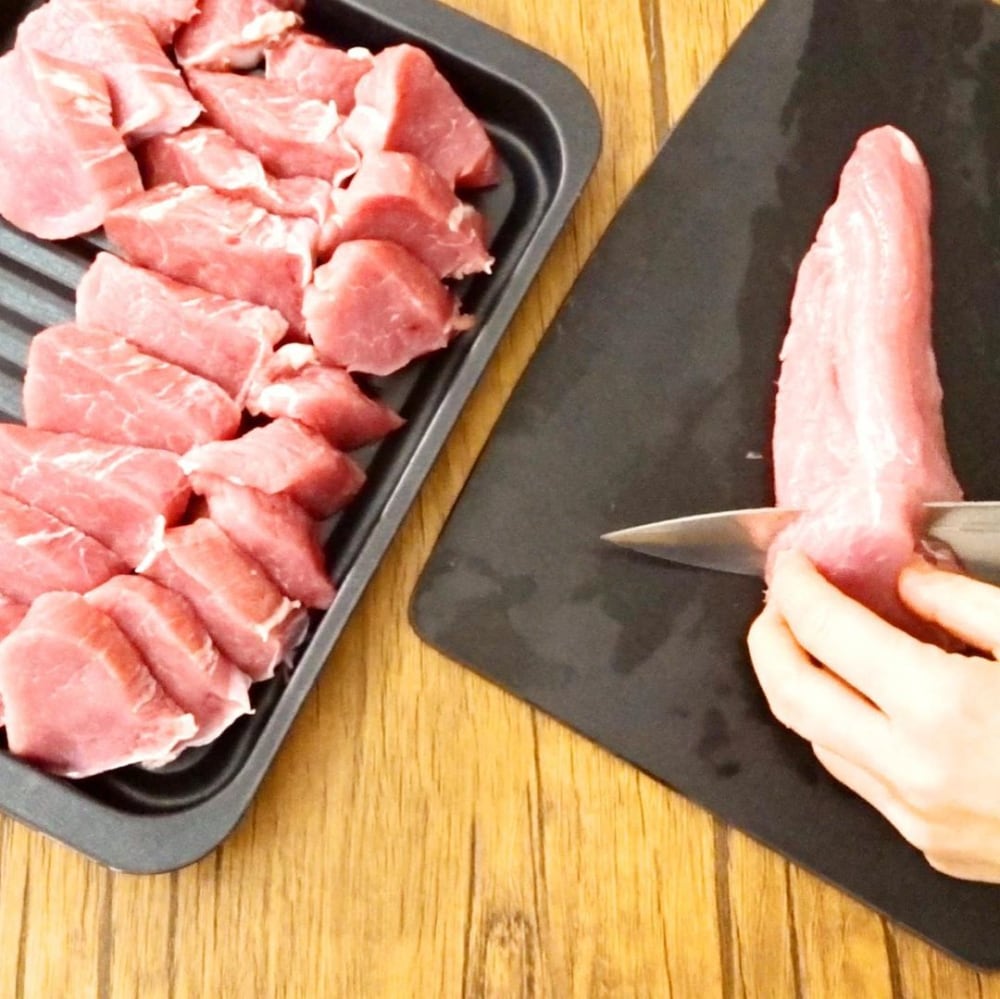 コストコのカナダ産三元豚ヒレ真空パックのお肉をカットしている写真