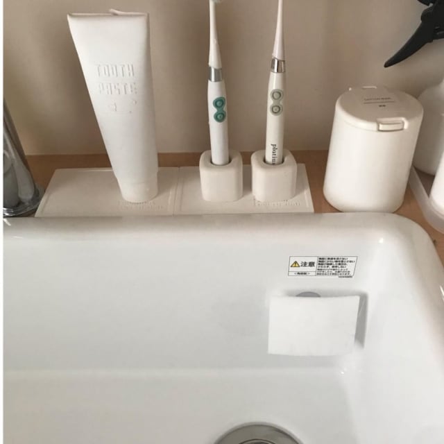 ダイソーの浮かせるスポンジホルダーを洗面所に設置している写真