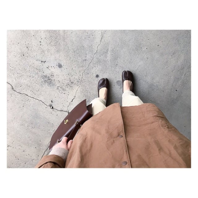 無印良品の縦横ストレッチチノタックワイドパンツを穿いた女性の写真