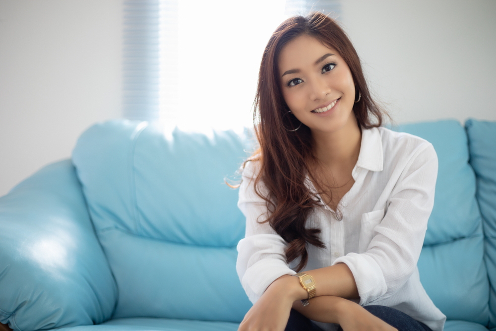 こちらを見つめる女性