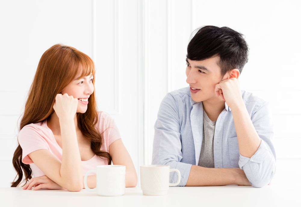 コーヒーを飲みながら会話する男女